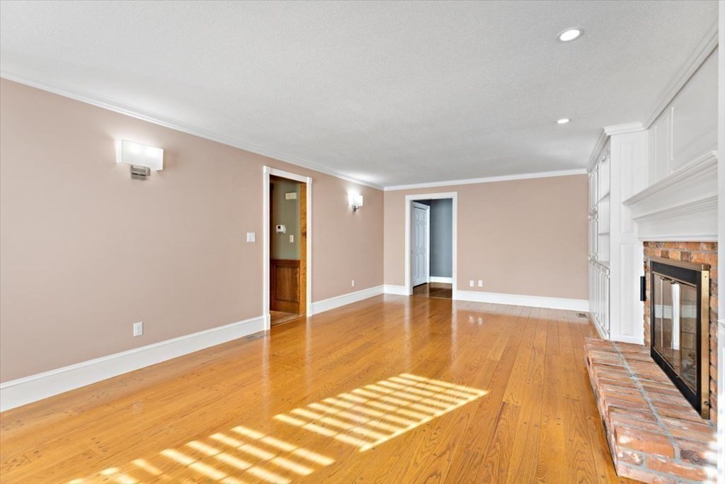155 Carriage Road Chicopee, MA 01013 - Photo 7 of 40 Gallery Image 7