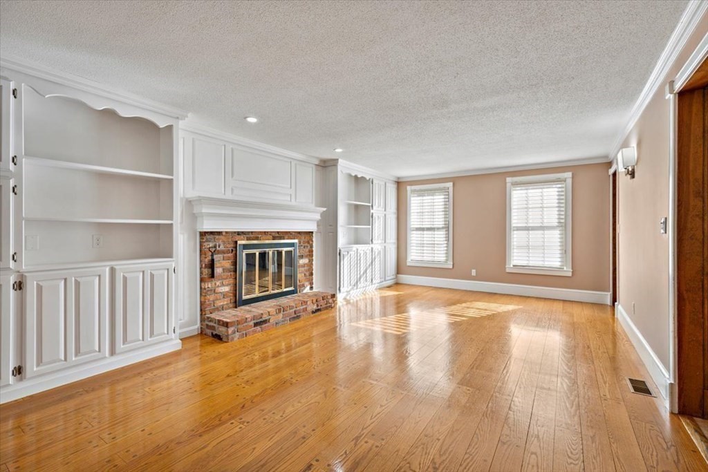 155 Carriage Road Chicopee, MA 01013 - Photo 8 of 40 Gallery Image 8