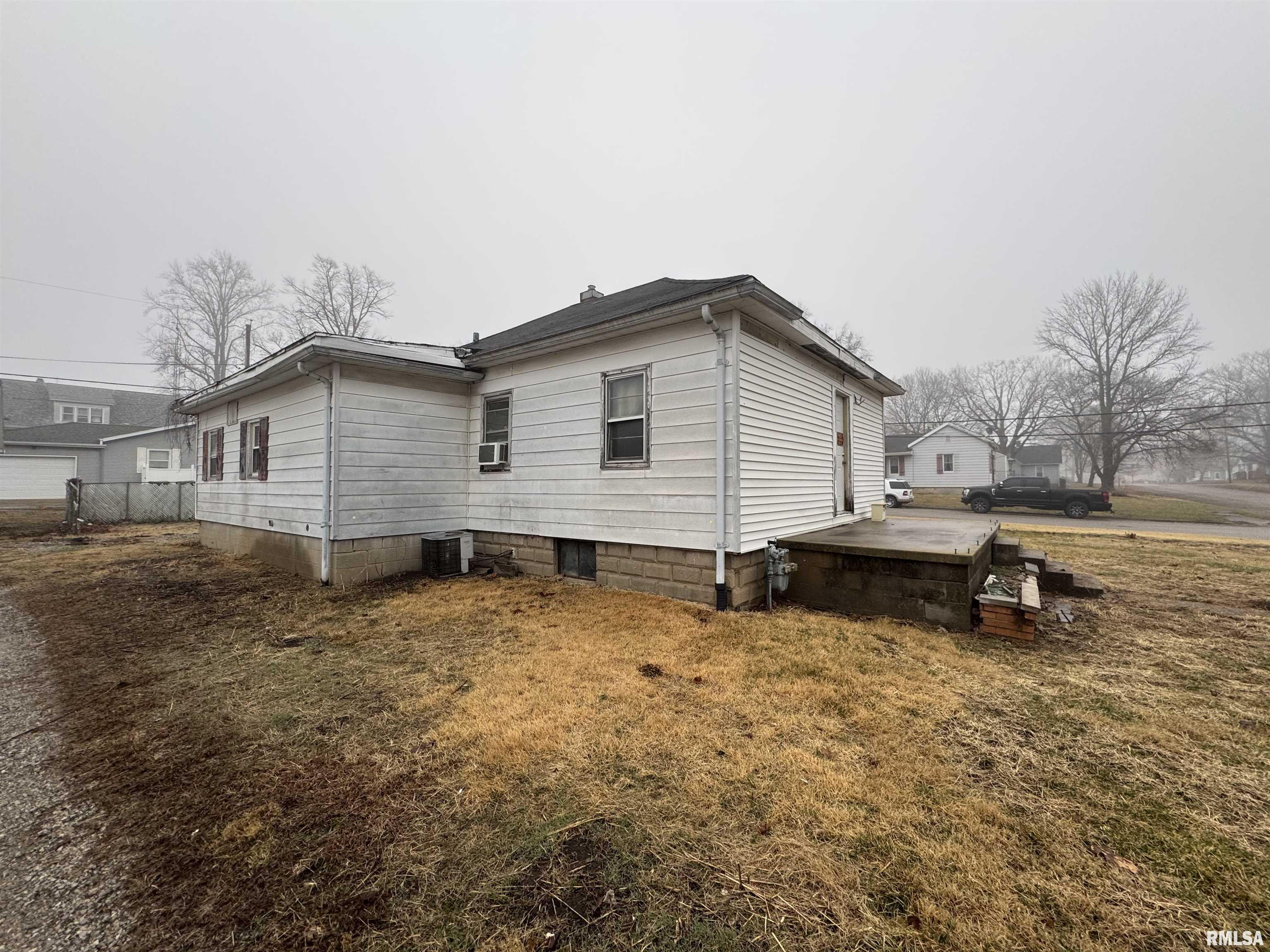 1008 3rd Street Lincoln, IL 62656 - Photo 5 of 28