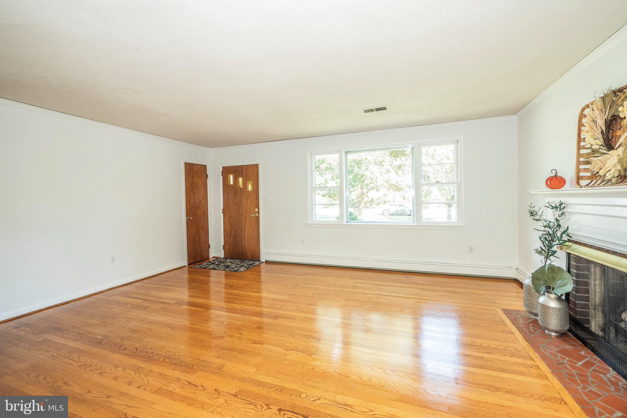 10930 Riverview Road Fort Washington, MD 20744 - Photo 5 of 64 Main Level - Living Room
