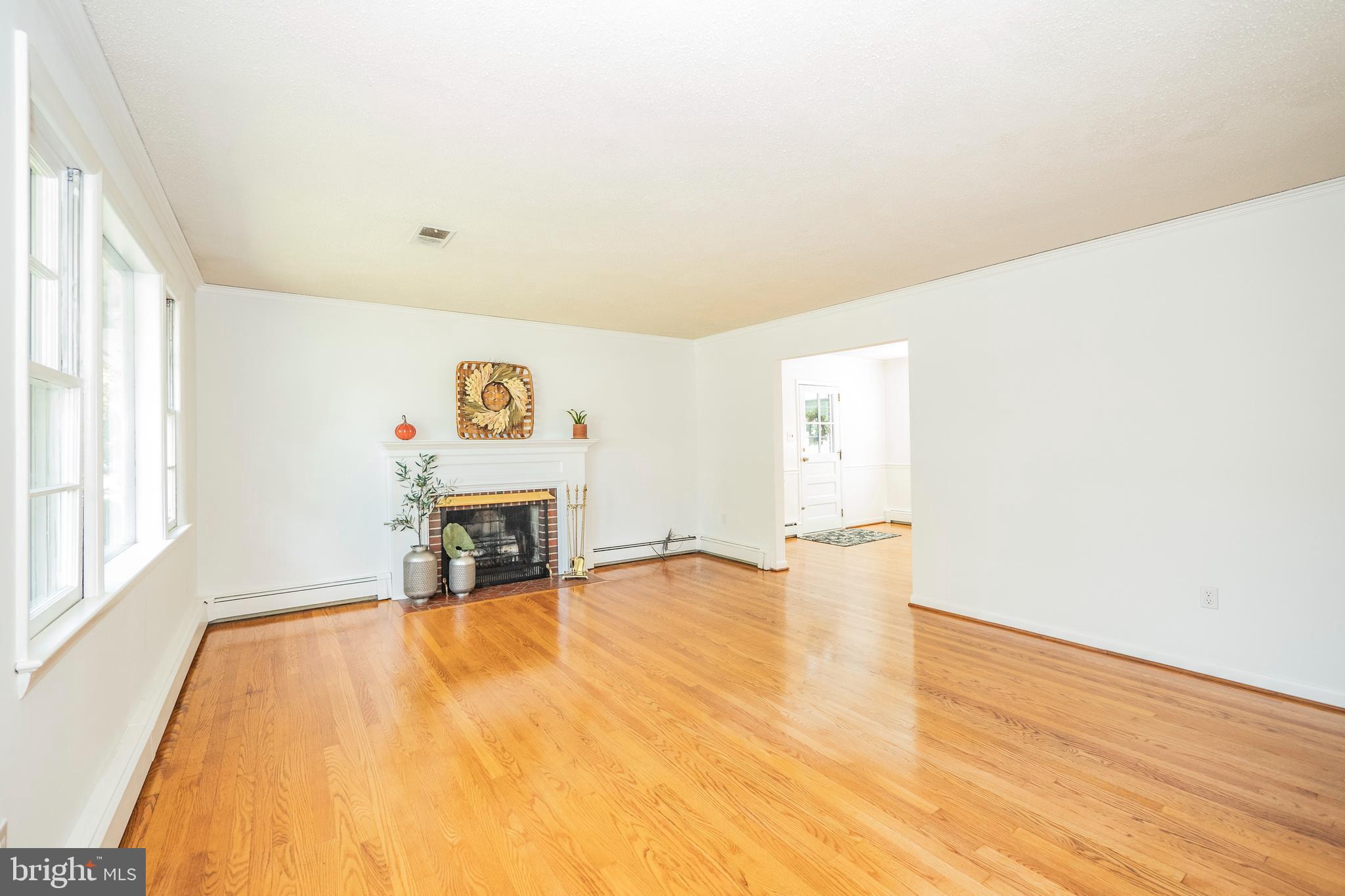 10930 Riverview Road Fort Washington, MD 20744 - Photo 8 of 64 Main Level - Living Room