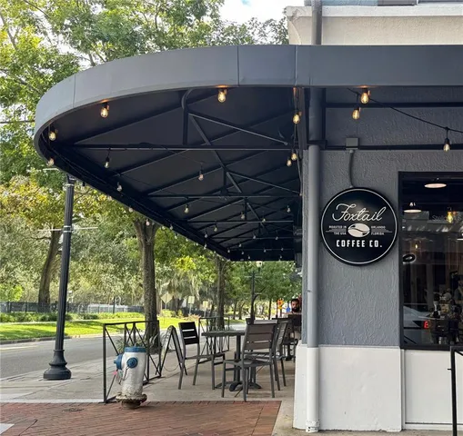 a picture of a book shelf