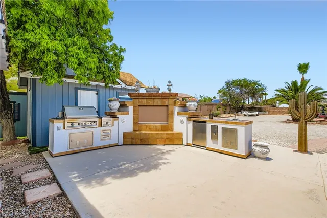 $1,390,000 | 8640 Horse Drive, Las Vegas, NV 89143