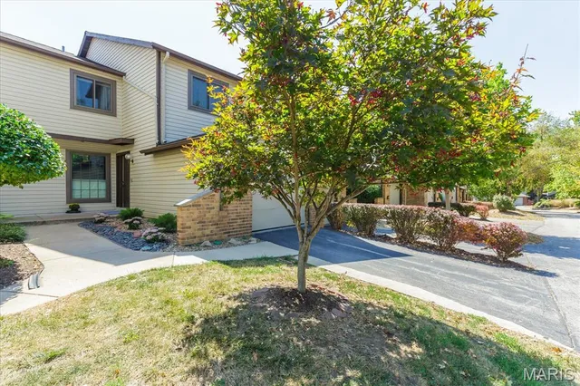 $280,000 | 640 Painted Vista Drive, Ballwin, MO 63021