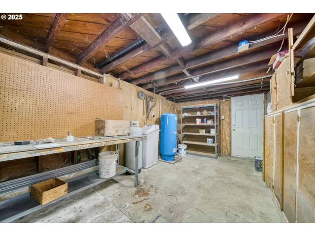 a view of a storage & utility room