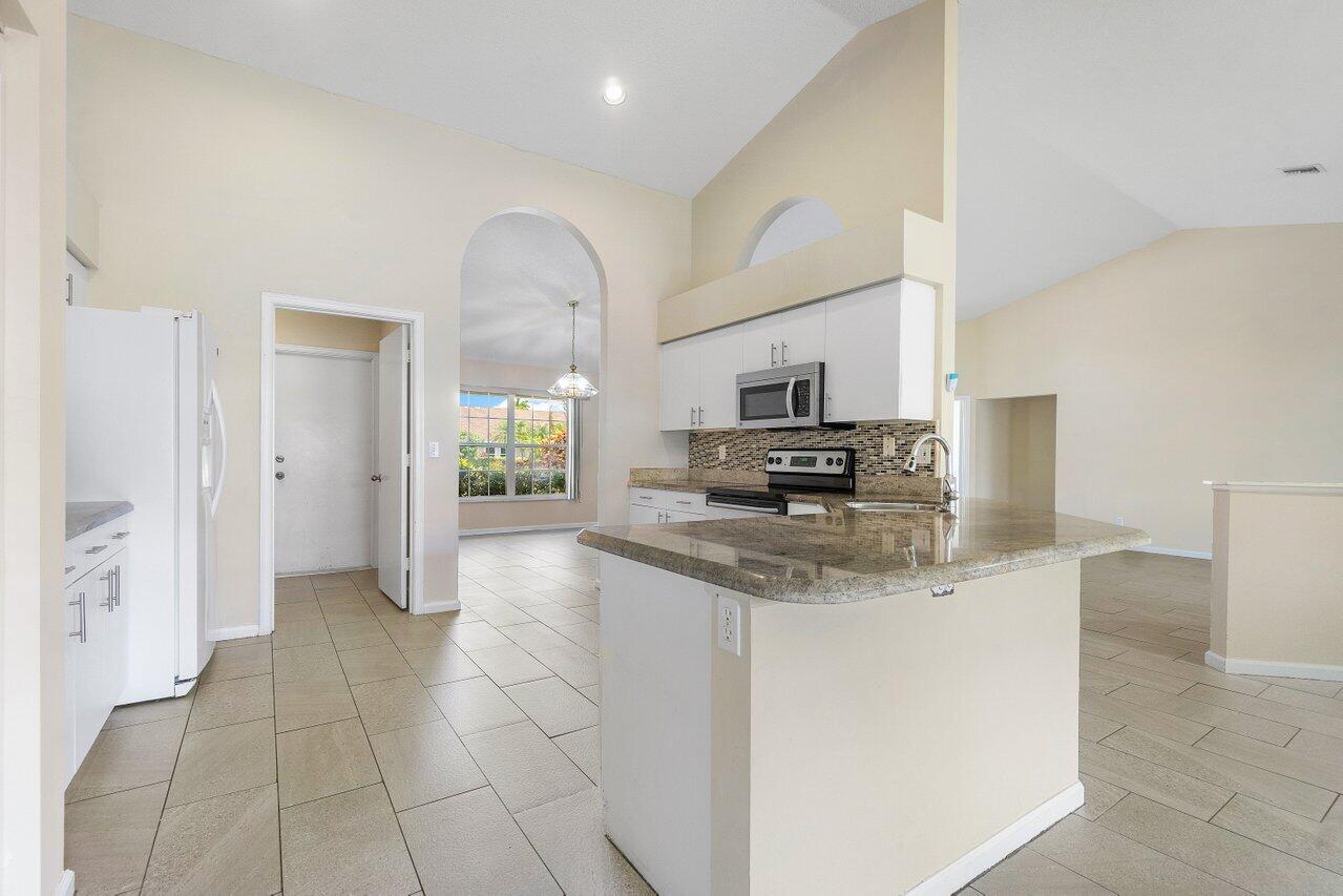 12815 Kingsway Road Wellington, FL 33414 - Photo 13 of 43 014-12815KingswayRoad-Wellington-FL-3341