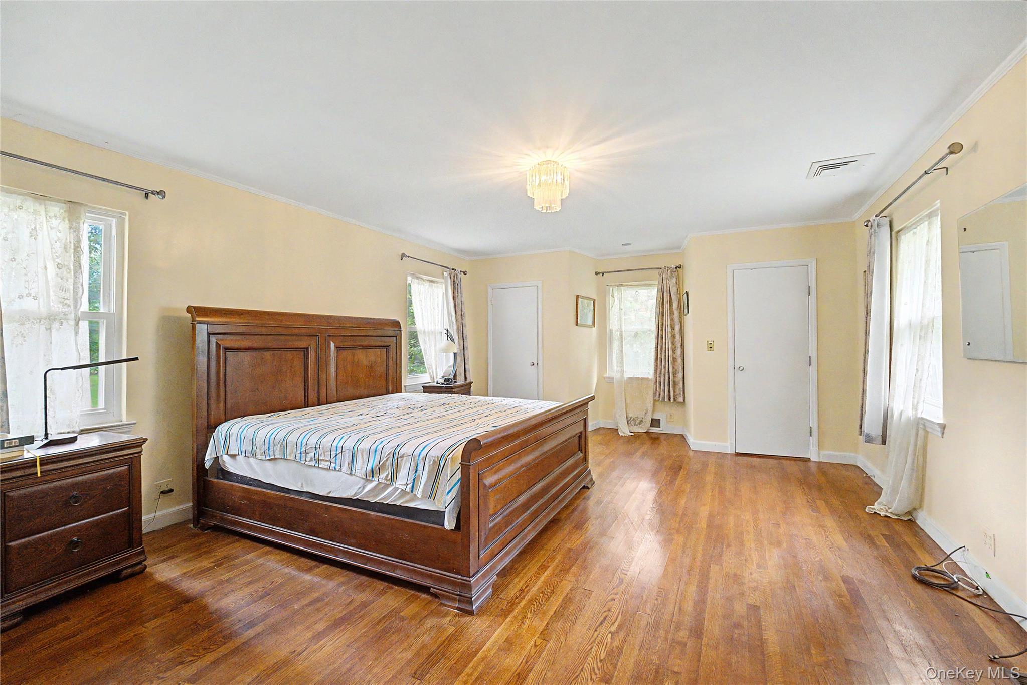 10 Hempton Road Great Neck, NY 11020 - Photo 8 of 19 Gallery Image 8