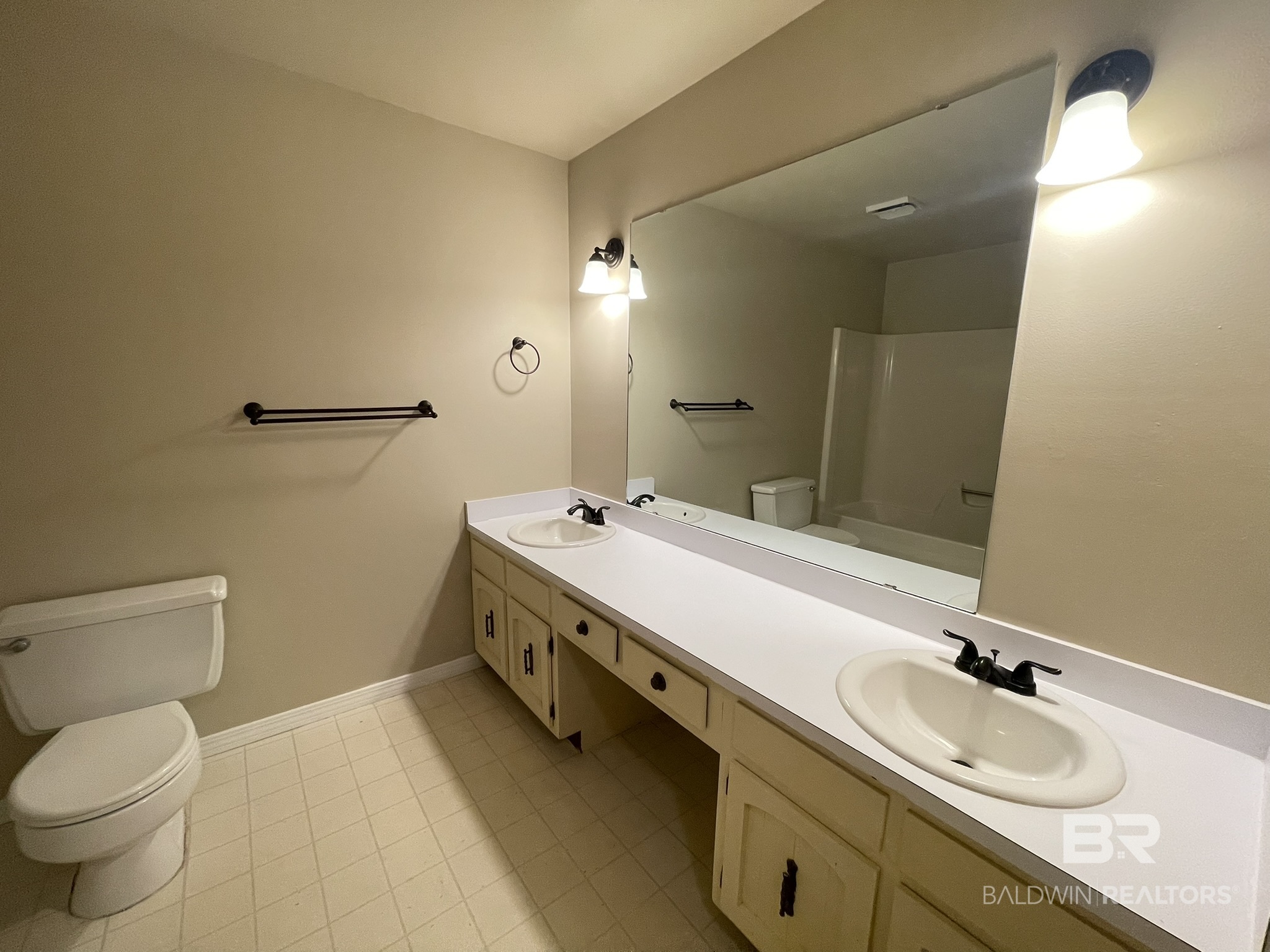 114 Pineview Circle Daphne, AL 36526 - Photo 12 of 23 Guest Bath