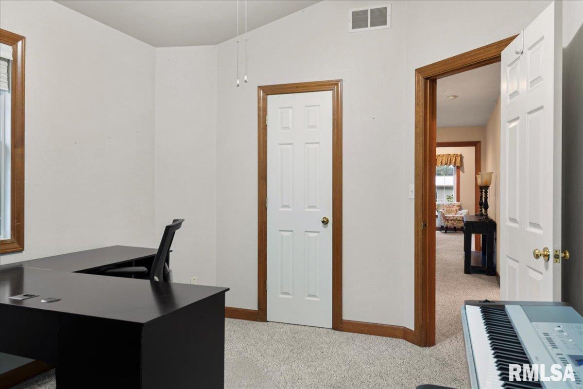 2550 Chapel Hill Drive Springfield, IL 62702 - Photo 16 of 46