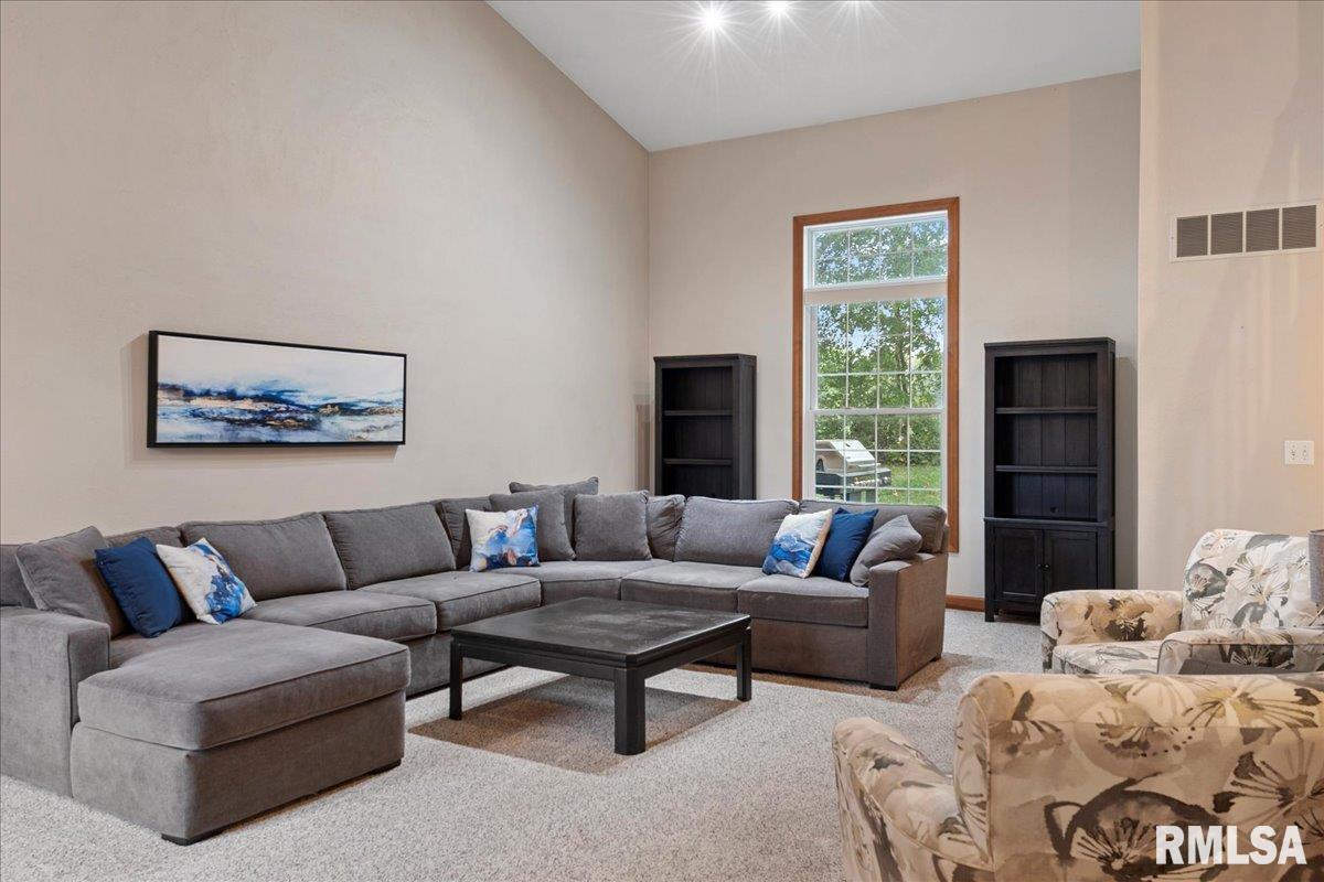 2550 Chapel Hill Drive Springfield, IL 62702 - Photo 6 of 46