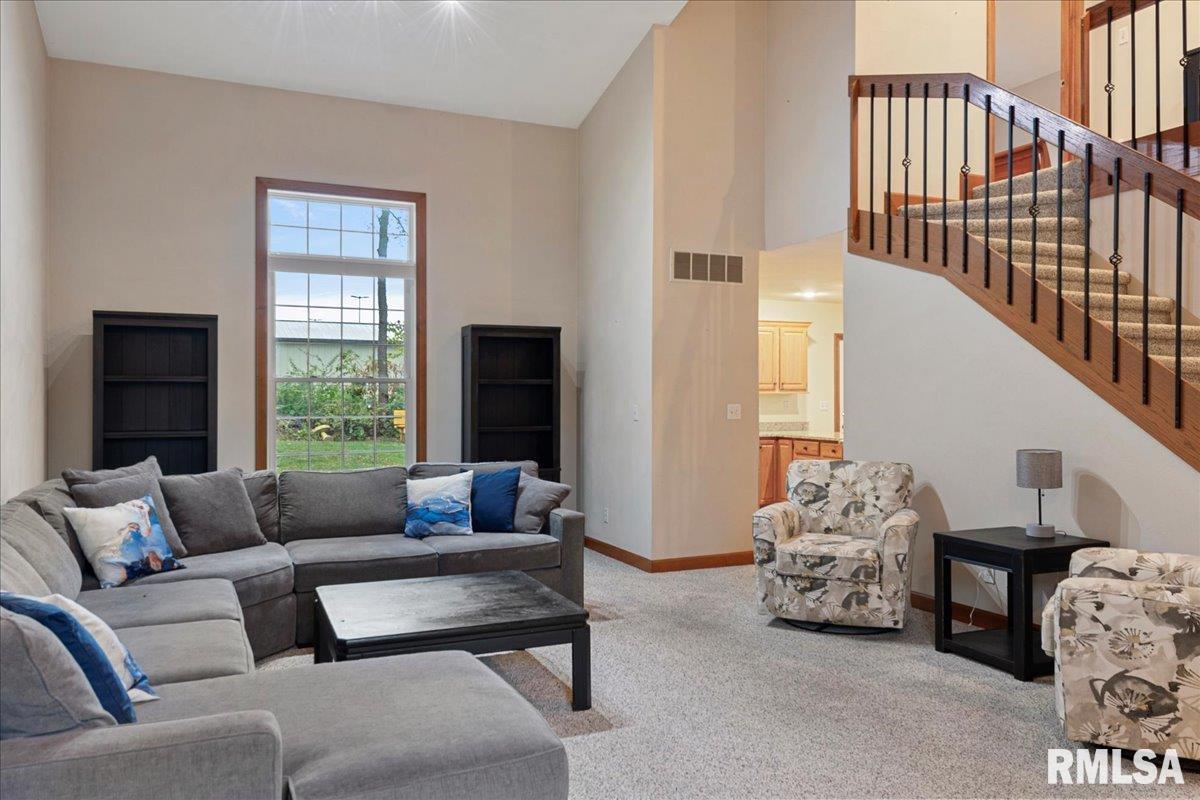 2550 Chapel Hill Drive Springfield, IL 62702 - Photo 7 of 46