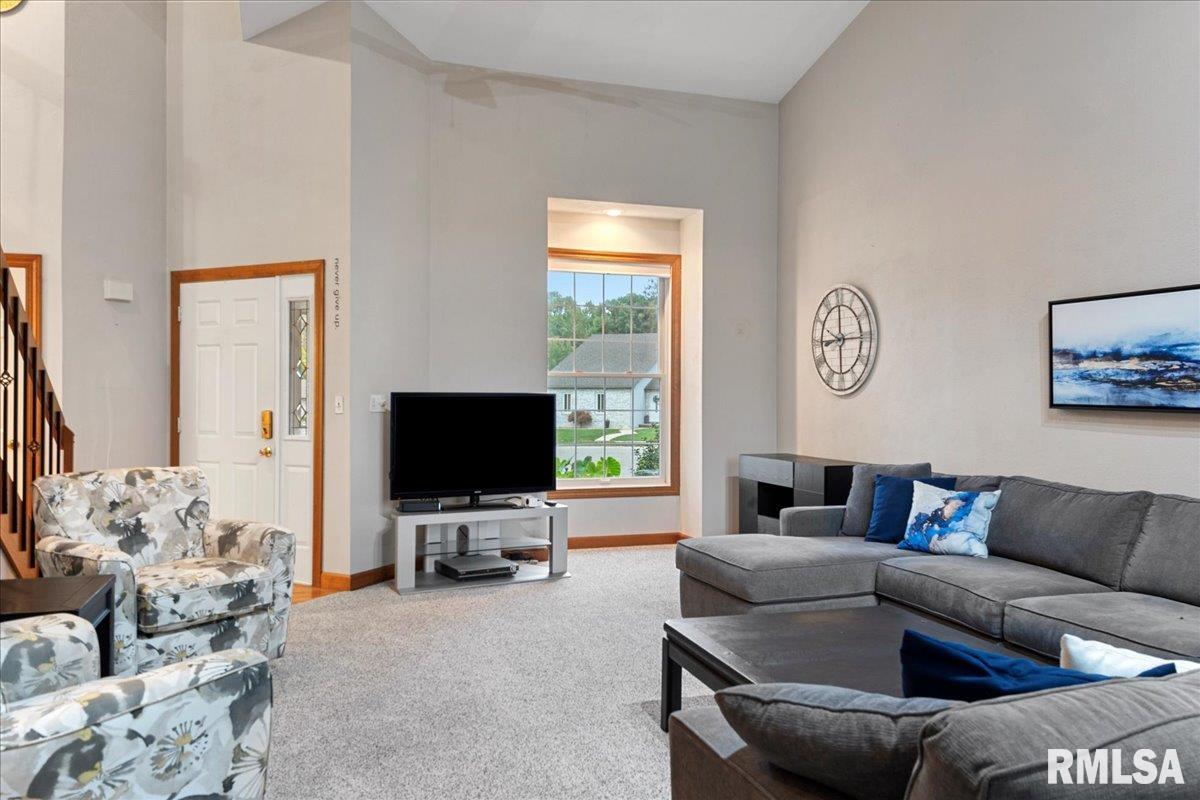 2550 Chapel Hill Drive Springfield, IL 62702 - Photo 9 of 46