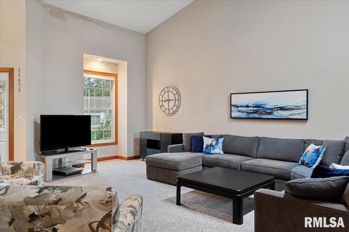 2550 Chapel Hill Drive Springfield, IL 62702 - Photo 10 of 46