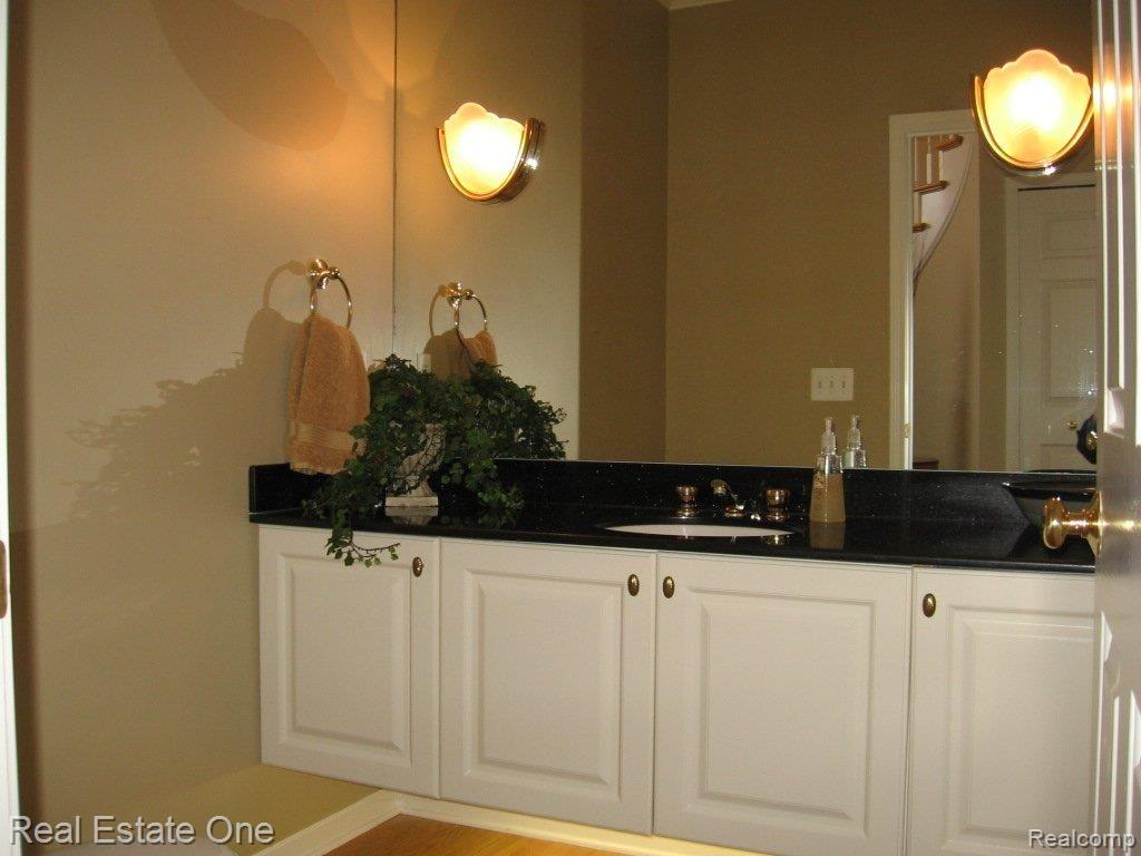 99 Fieldway Court Rochester, MI 48306 - Photo 11 of 19 Formal Powder Rm.