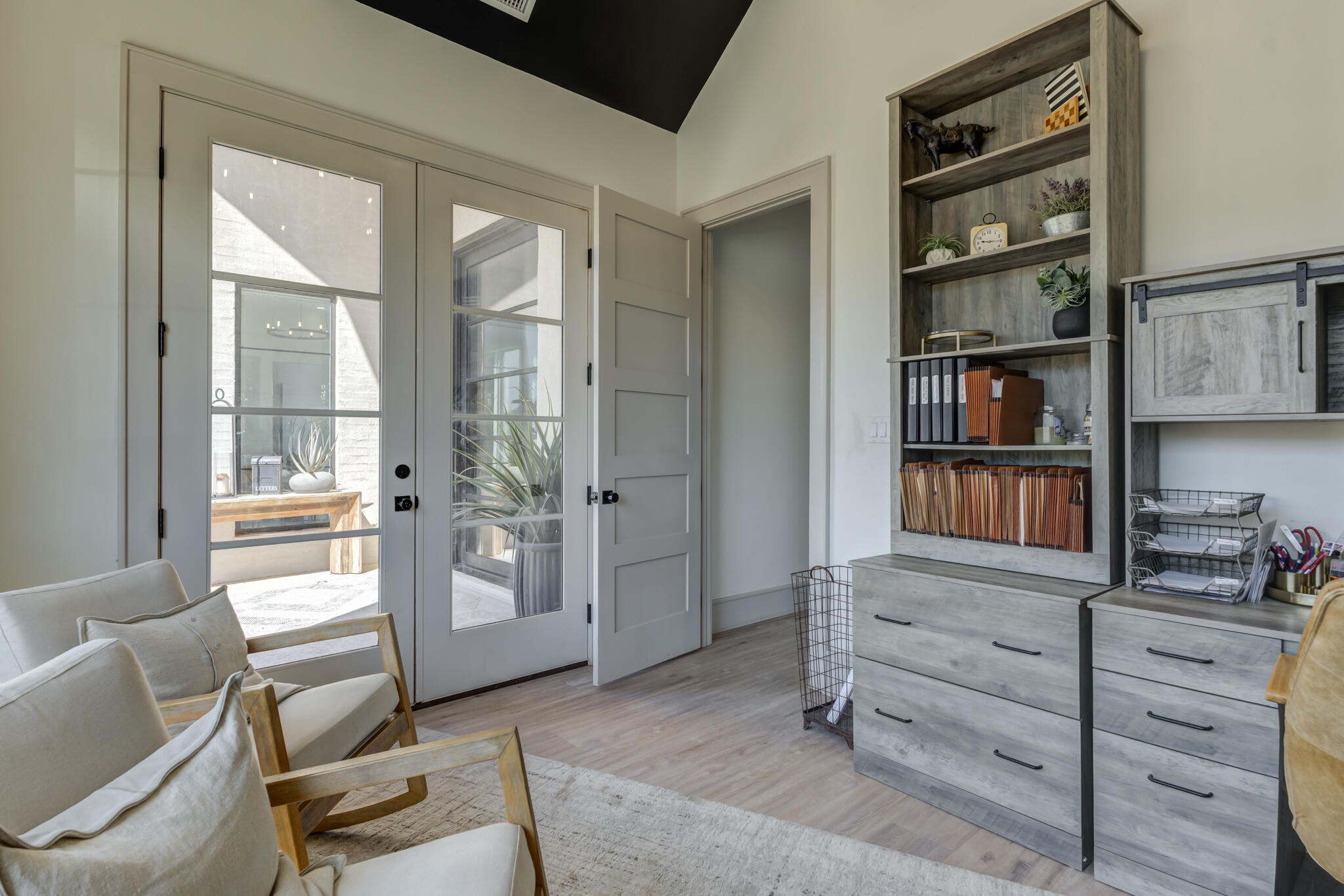 3940 148th Street Lubbock, TX 79423 - Photo 40 of 92 a room with furniture and a window