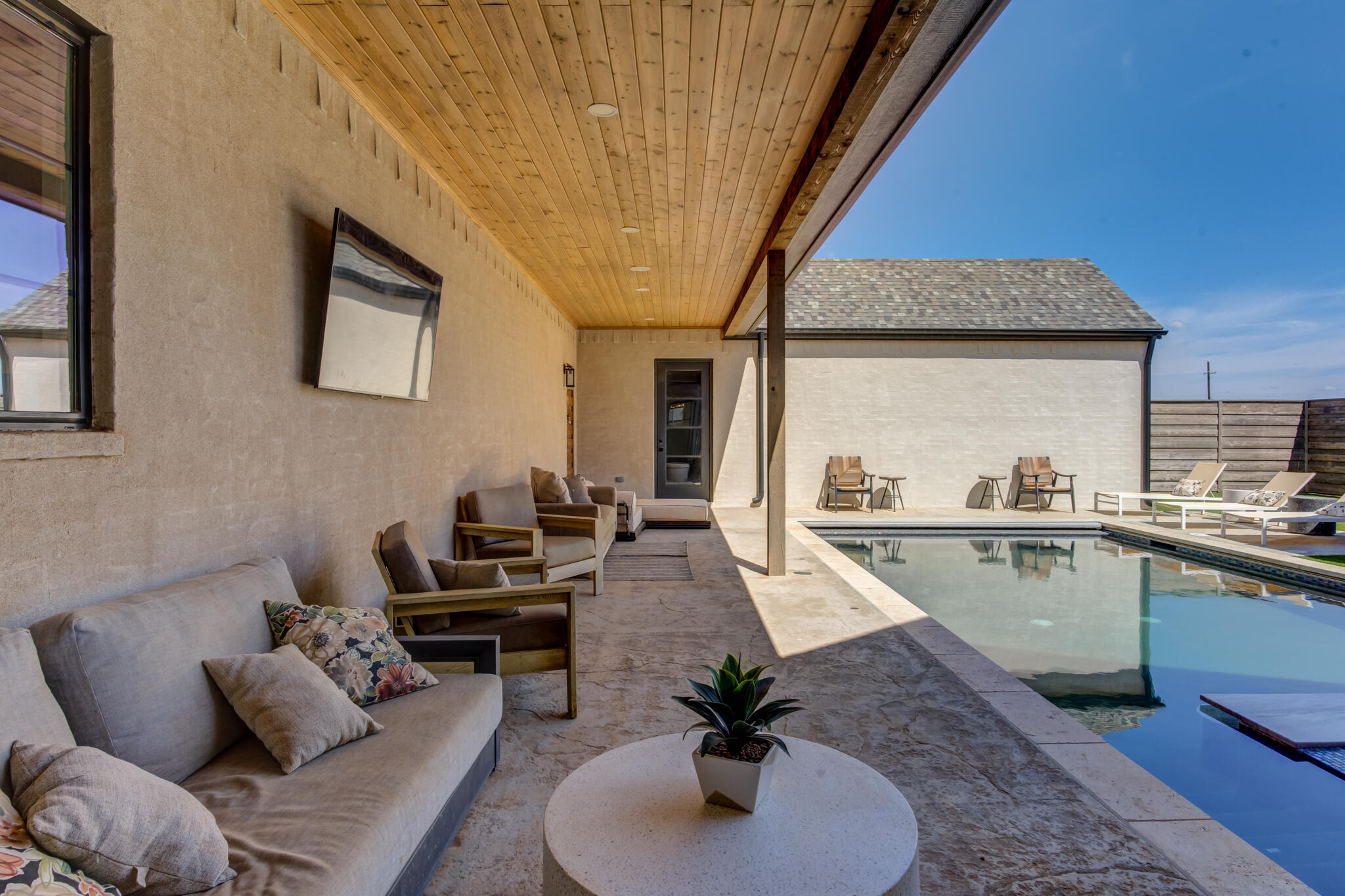 3940 148th Street Lubbock, TX 79423 - Photo 87 of 92 a living room with furniture and a large window