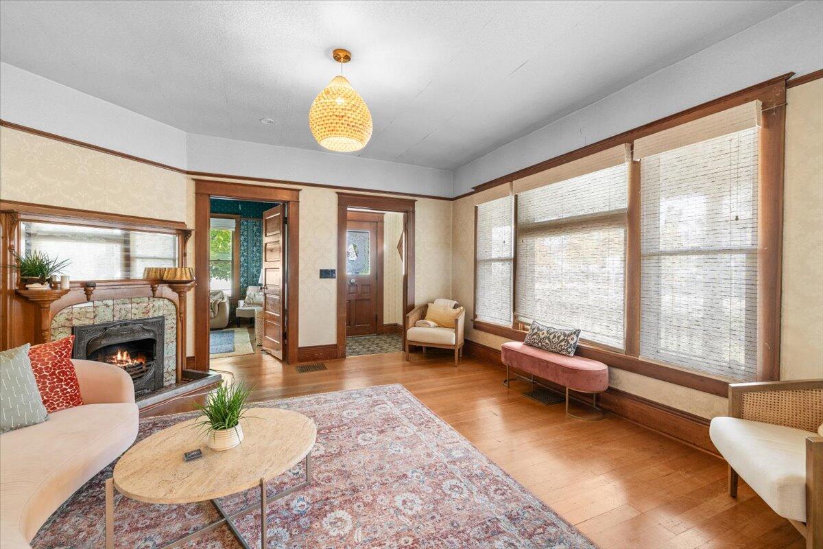 139 Southwest I Street Grants Pass, OR 97526 - Photo 13 of 47 a living room with furniture and a large window