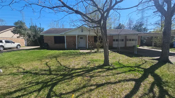 a view of a yard in front of house