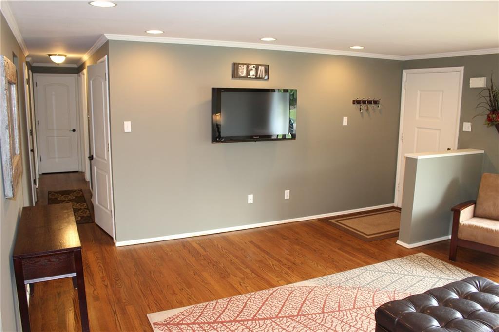 233 Parkedge Road Green Tree, PA 15220 - Photo 3 of 21 Gallery Image 3