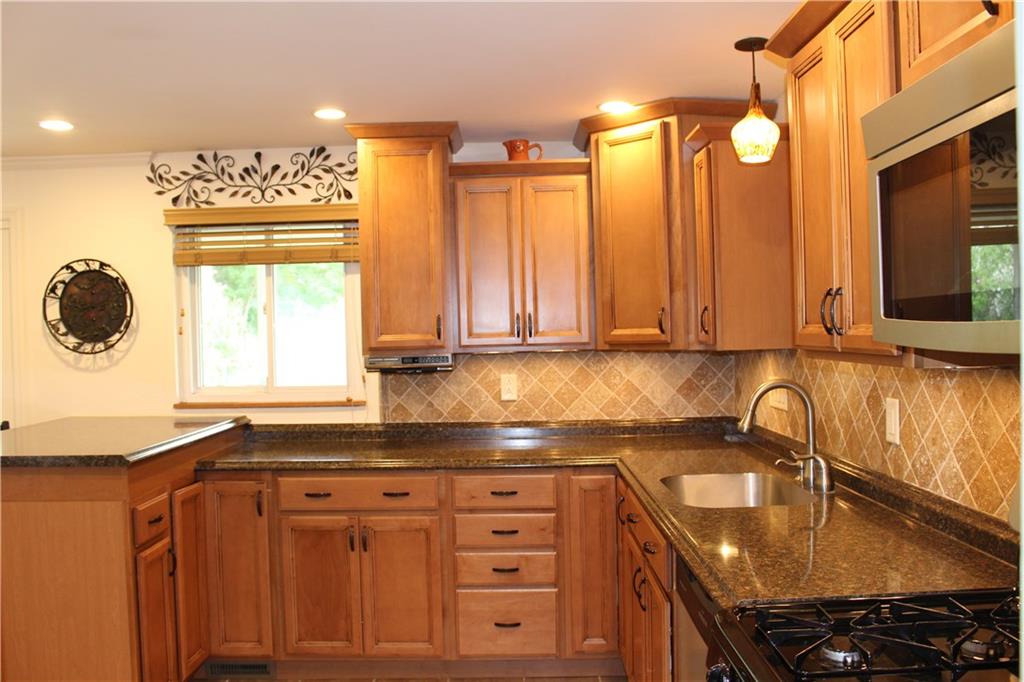 233 Parkedge Road Green Tree, PA 15220 - Photo 6 of 21 Gallery Image 6