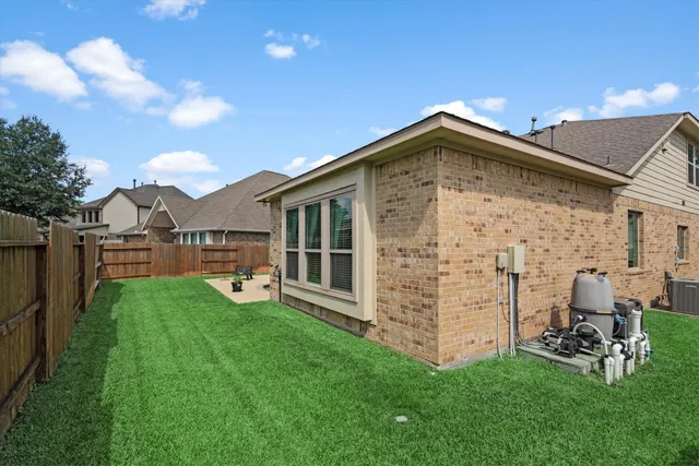 a view of a house with backyard