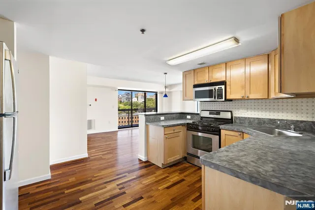 $910,000 | 700 1st Street, Unit 12Q, Hoboken, NJ 07030