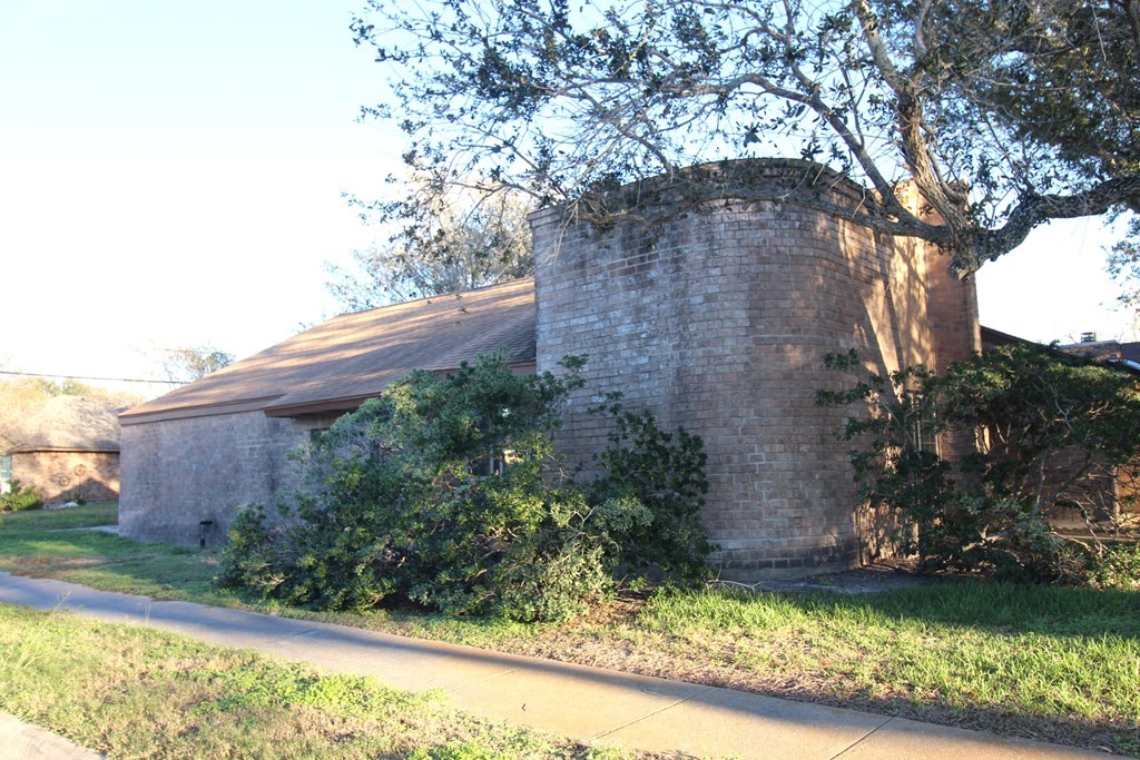 1910 Oak Ridge Drive Portland, TX 78374 - Photo 4 of 40 a backyard of a house with lots of green space