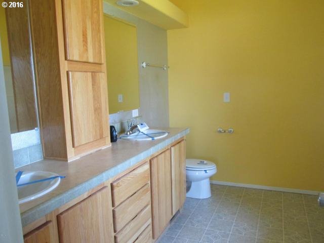 7310 Vaughn Road Tillamook, OR 97141 - Photo 9 of 17 Bathroom, Attached