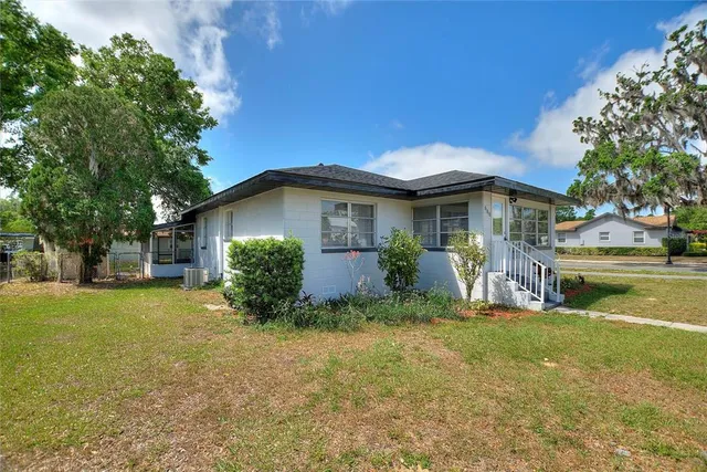 a view of a house with a yard