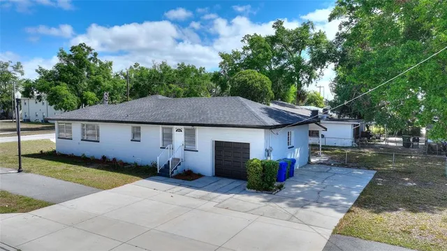 a view of a house with a yard