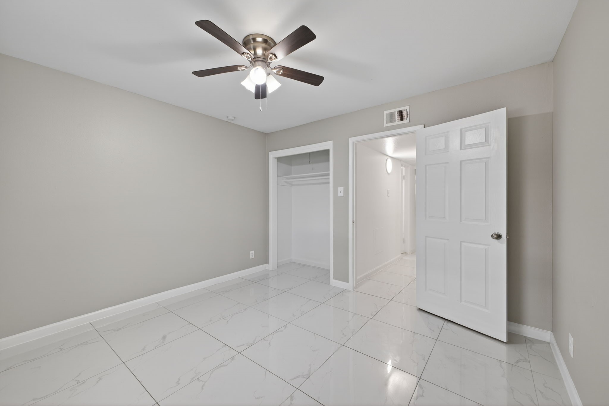 10600 South Post Oak Road, Unit 101 Houston, TX 77035 - Photo 20 of 32 On-suite bathroom