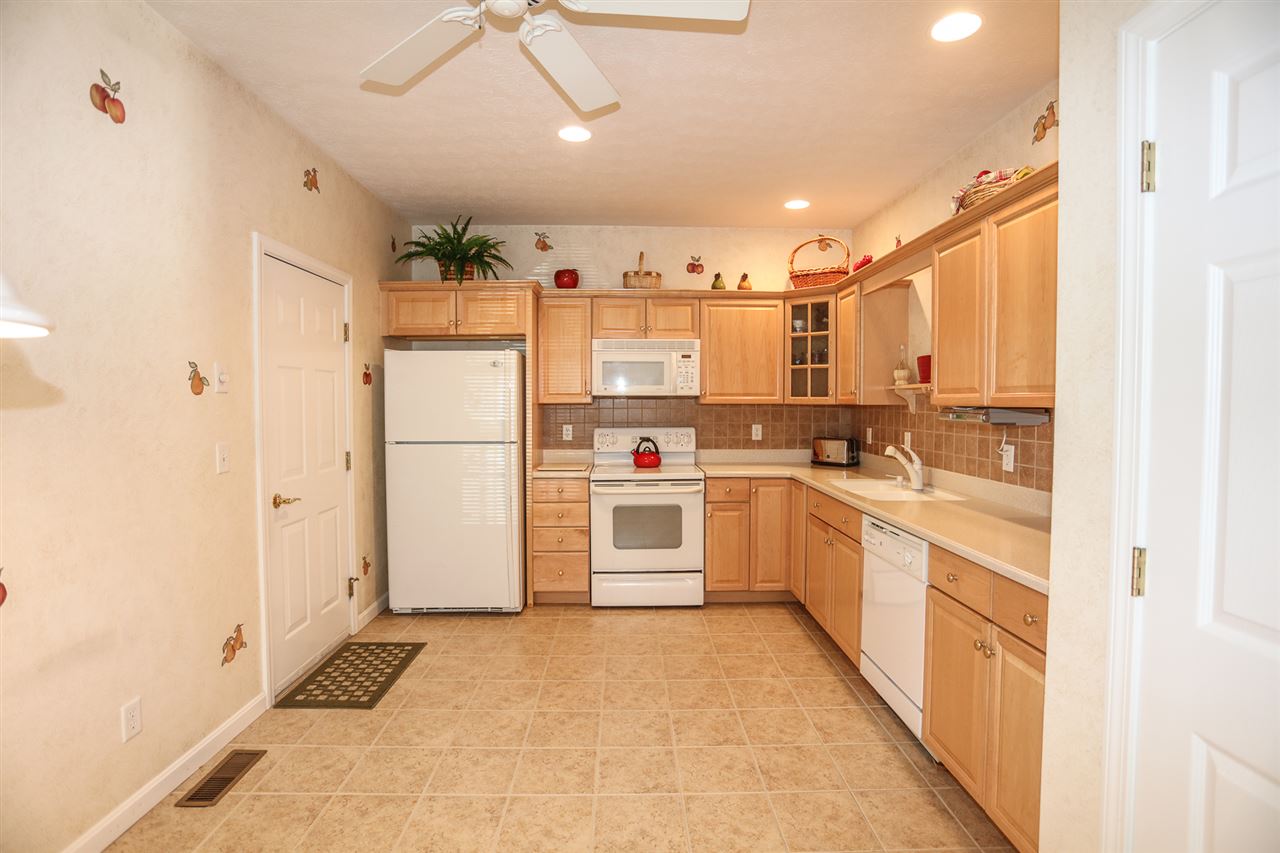 34 Mammoth Road, Unit 8 Hooksett, NH 03106 - Photo 7 of 40
