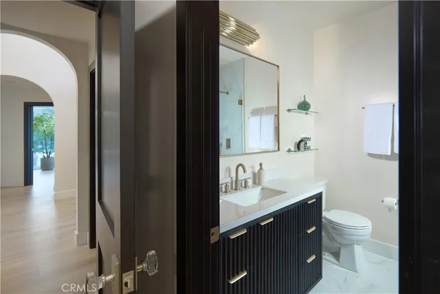 a view of entryway with a garden