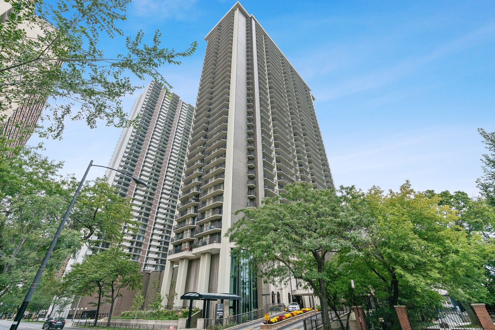 6007 North Sheridan Road, Unit 39C Chicago, IL 60660 - Photo 1 of 19 a view of a large building