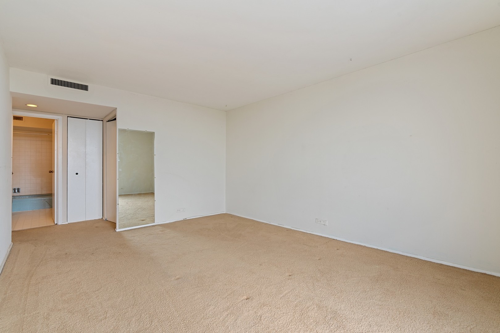 6007 North Sheridan Road, Unit 39C Chicago, IL 60660 - Photo 11 of 19 a view of an empty room