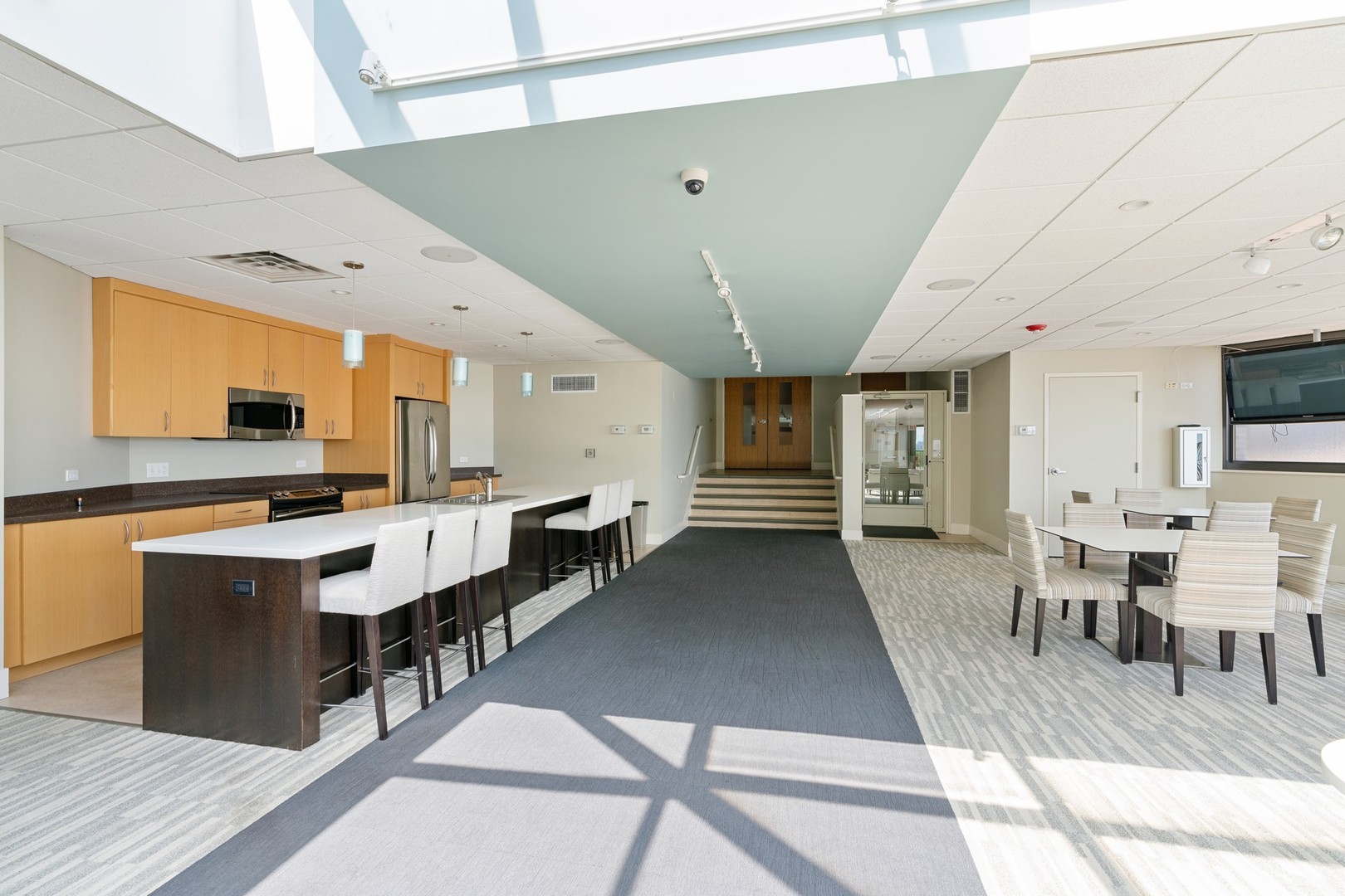 6007 North Sheridan Road, Unit 39C Chicago, IL 60660 - Photo 15 of 19 a living room with stainless steel appliances kitchen island granite countertop furniture and a kitchen view