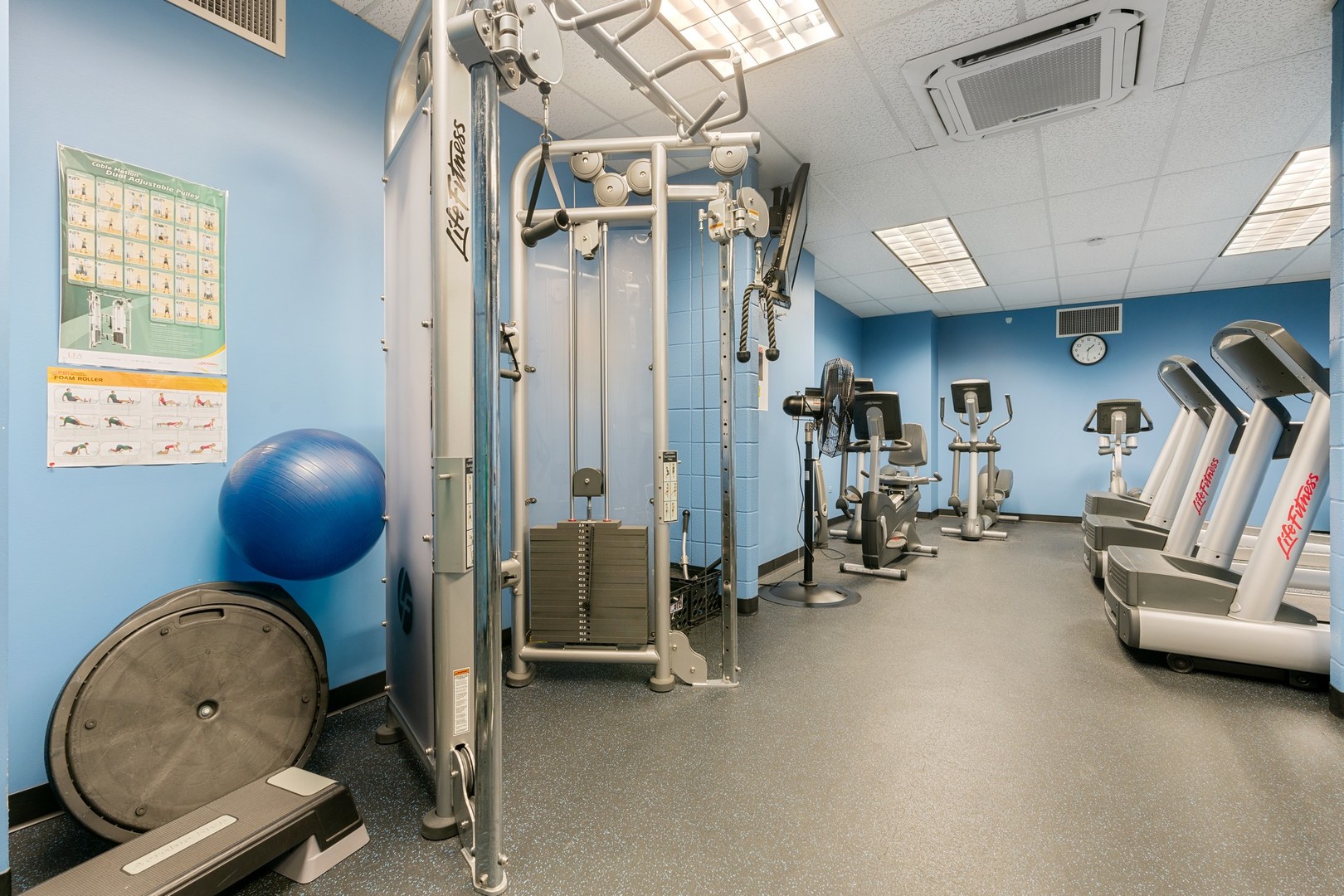 6007 North Sheridan Road, Unit 39C Chicago, IL 60660 - Photo 16 of 19 a view of a room with gym equipment