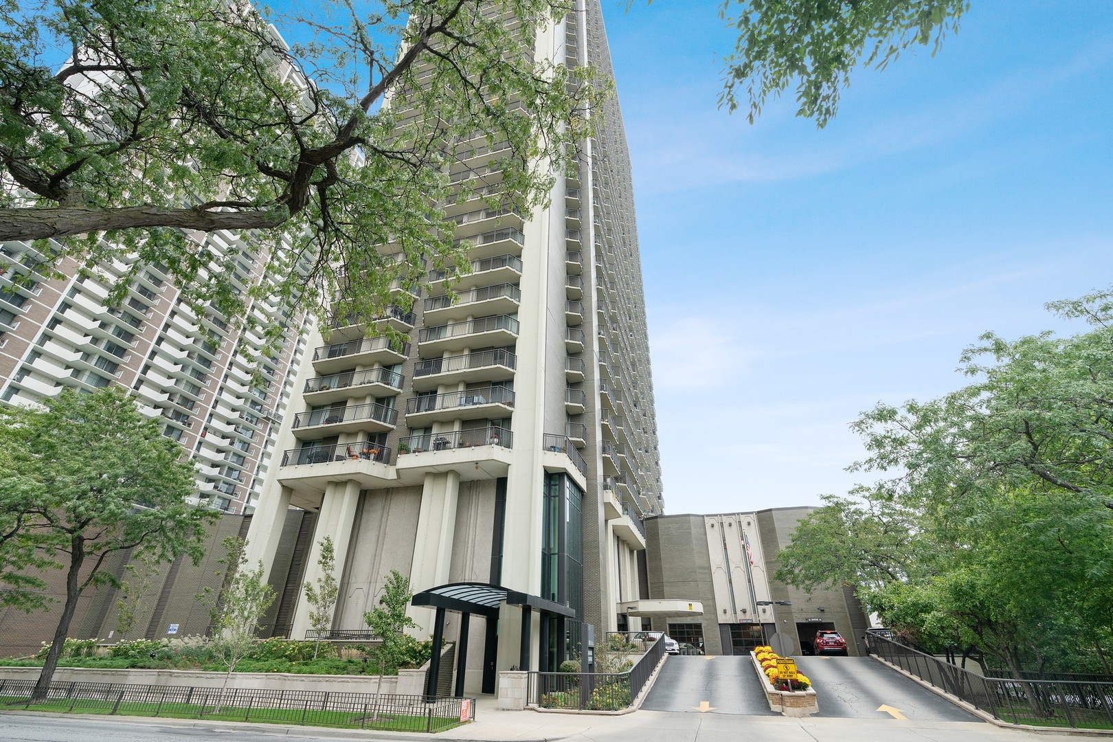 6007 North Sheridan Road, Unit 39C Chicago, IL 60660 - Photo 17 of 19 front view of a building