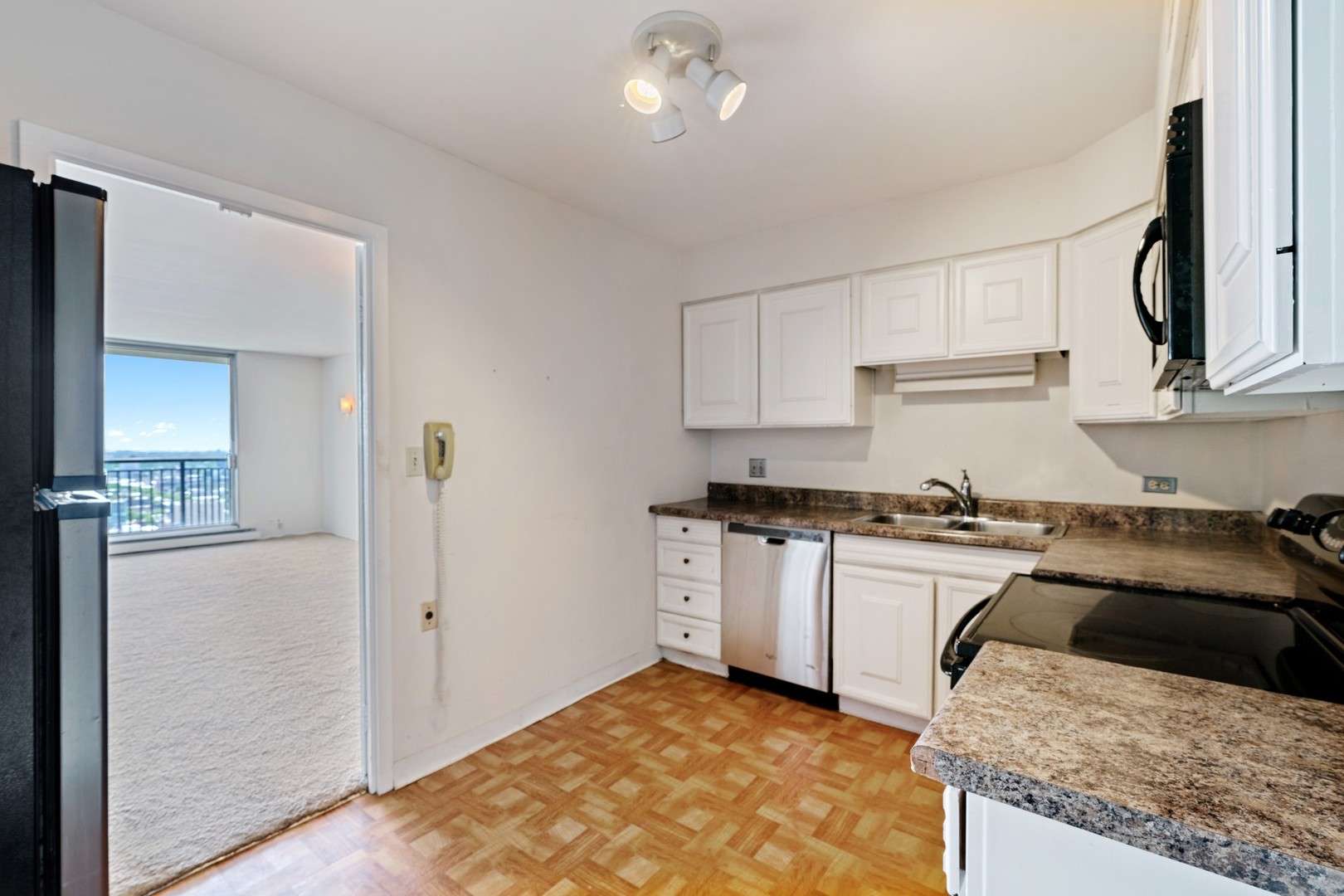6007 North Sheridan Road, Unit 39C Chicago, IL 60660 - Photo 10 of 19 a kitchen with granite countertop a sink a stove and refrigerator