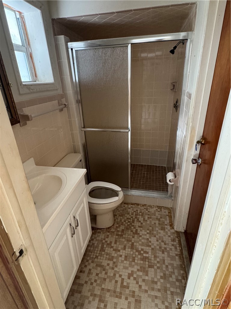 3953 South Fernpark Terrace Inverness, FL 34452 - Photo 15 of 16 a bathroom with a toilet and a shower
