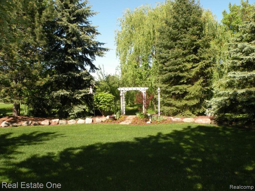 792 Loggers Circle Rochester, MI 48307 - Photo 39 of 41 DSCN1078.jpg