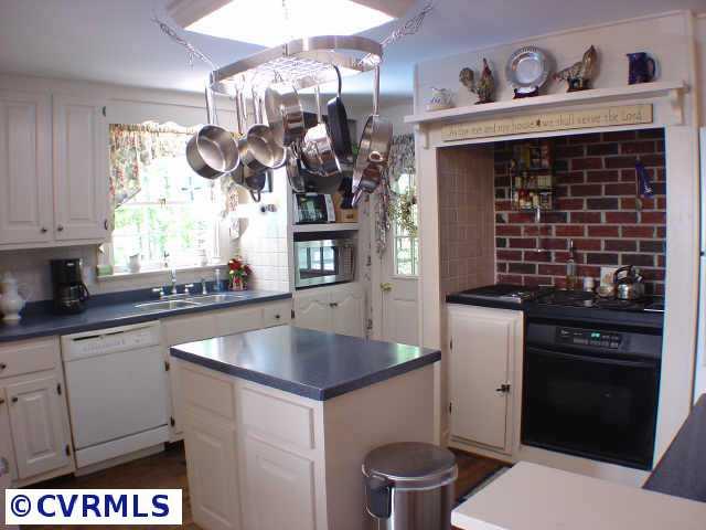 2011 Chepstow Court Midlothian, VA 23113 - Photo 6 of 10 Other - Kitchen opens to Family and Florida Rooms