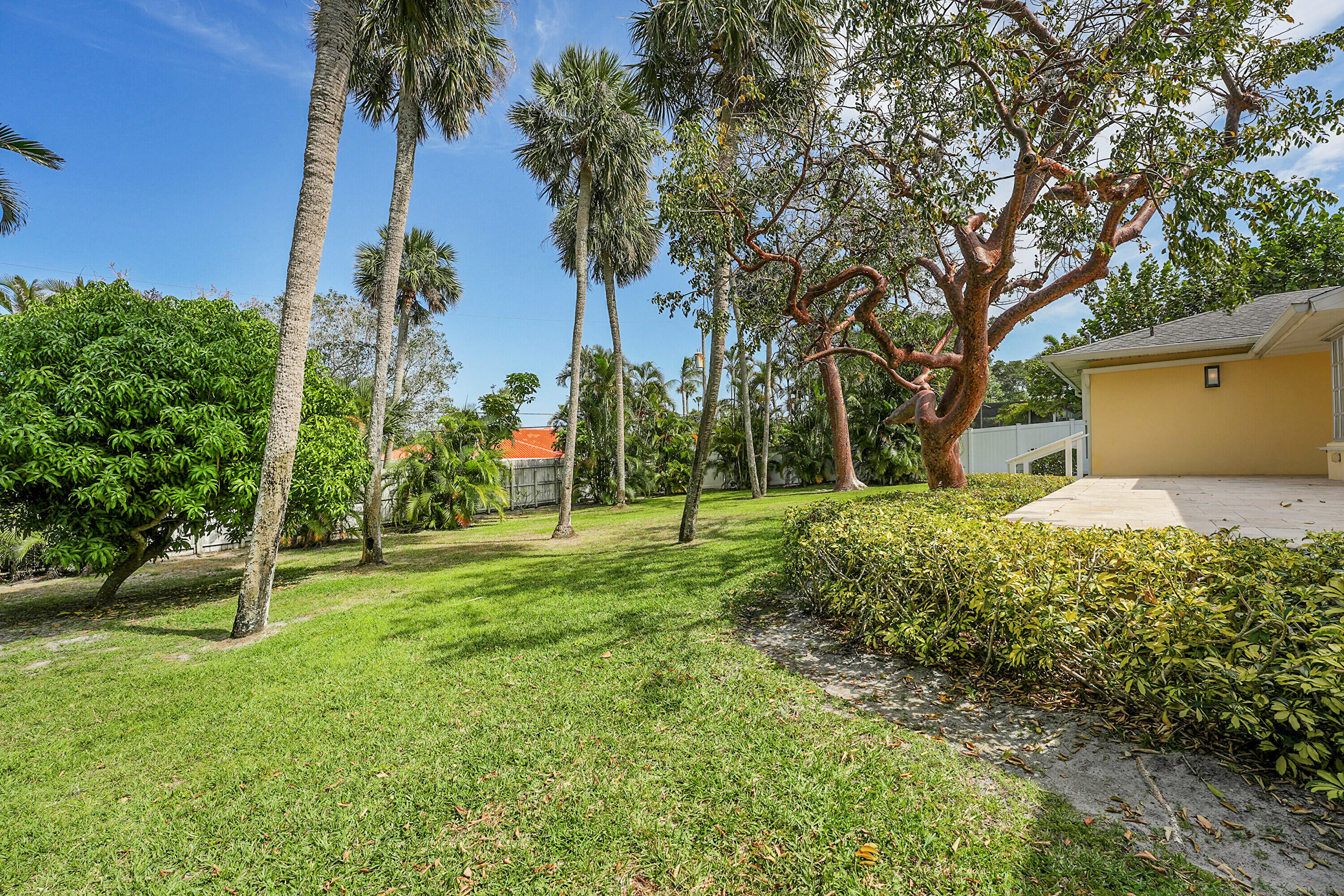 10 Middle Road Sewall's Point, FL 34996 - Photo 25 of 28 a view of a park with a tree