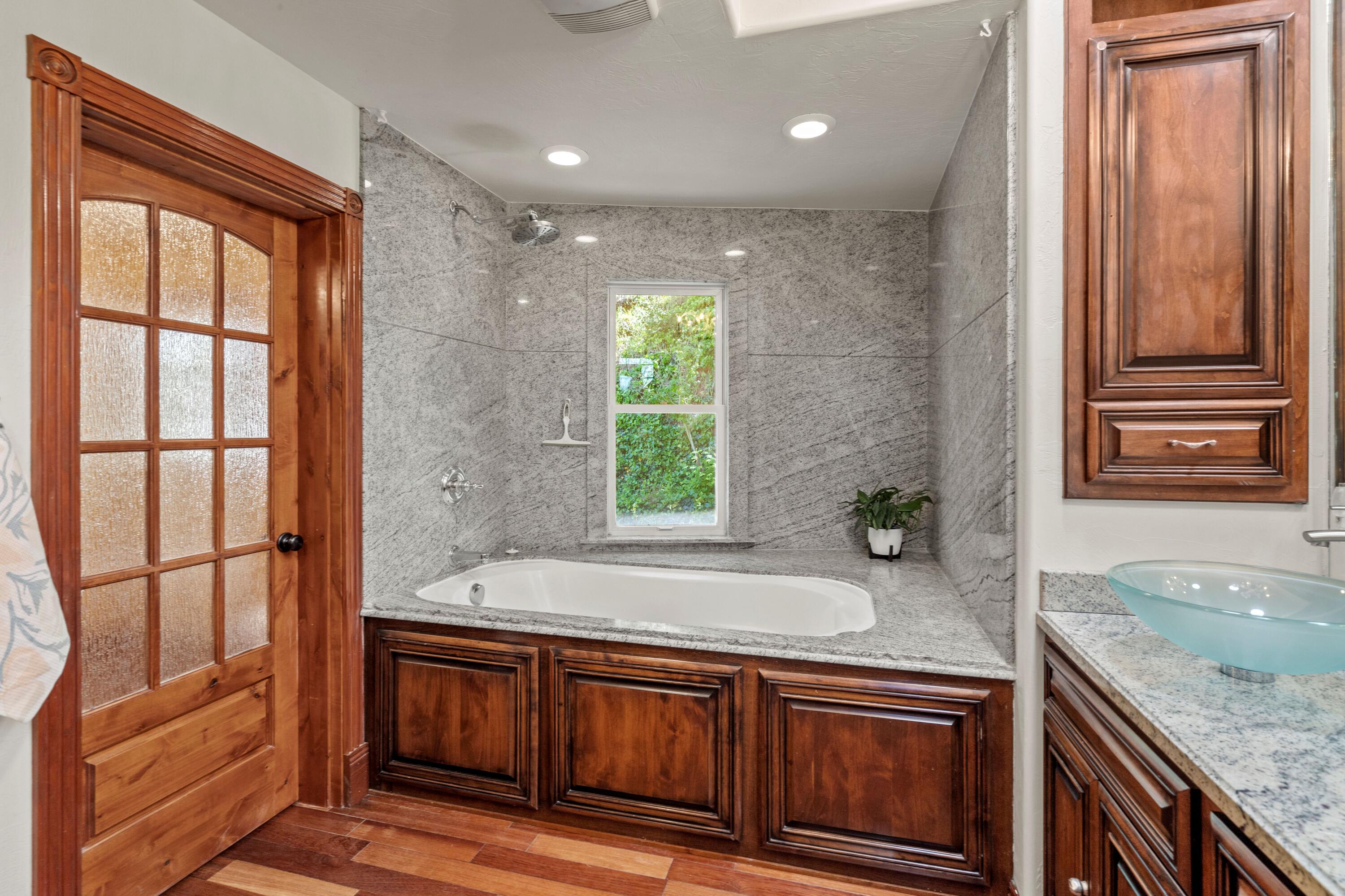 6397 Pioneer Road Medford, OR 97501 - Photo 20 of 44 Primary Bathroom