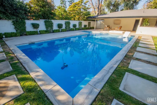 a view of a back yard