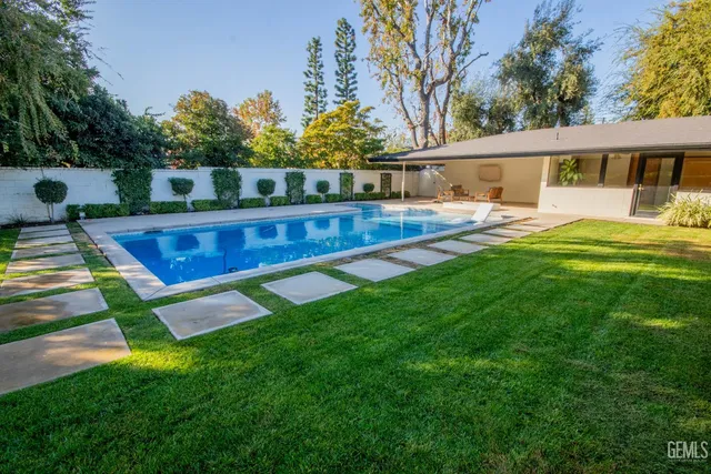 a view of a backyard with pathway