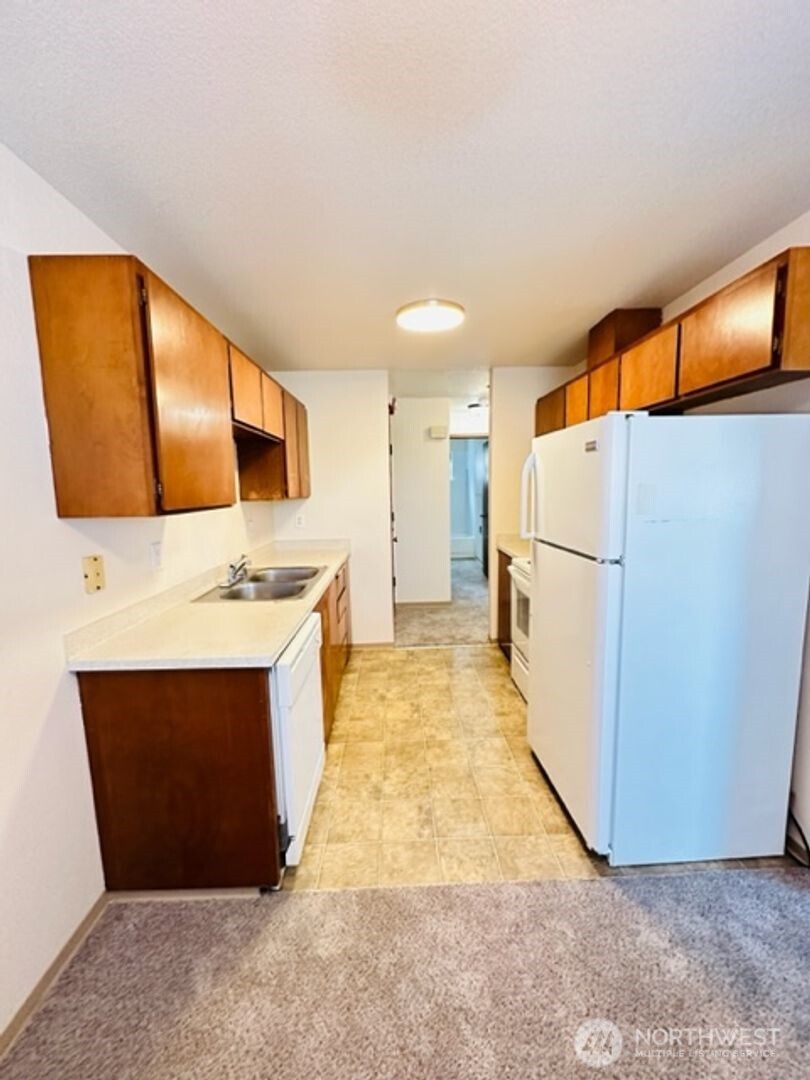 5631 Hwy Place, Unit 8 Everett, WA 98203 - Photo 5 of 11 a view of kitchen with a sink and refrigerator