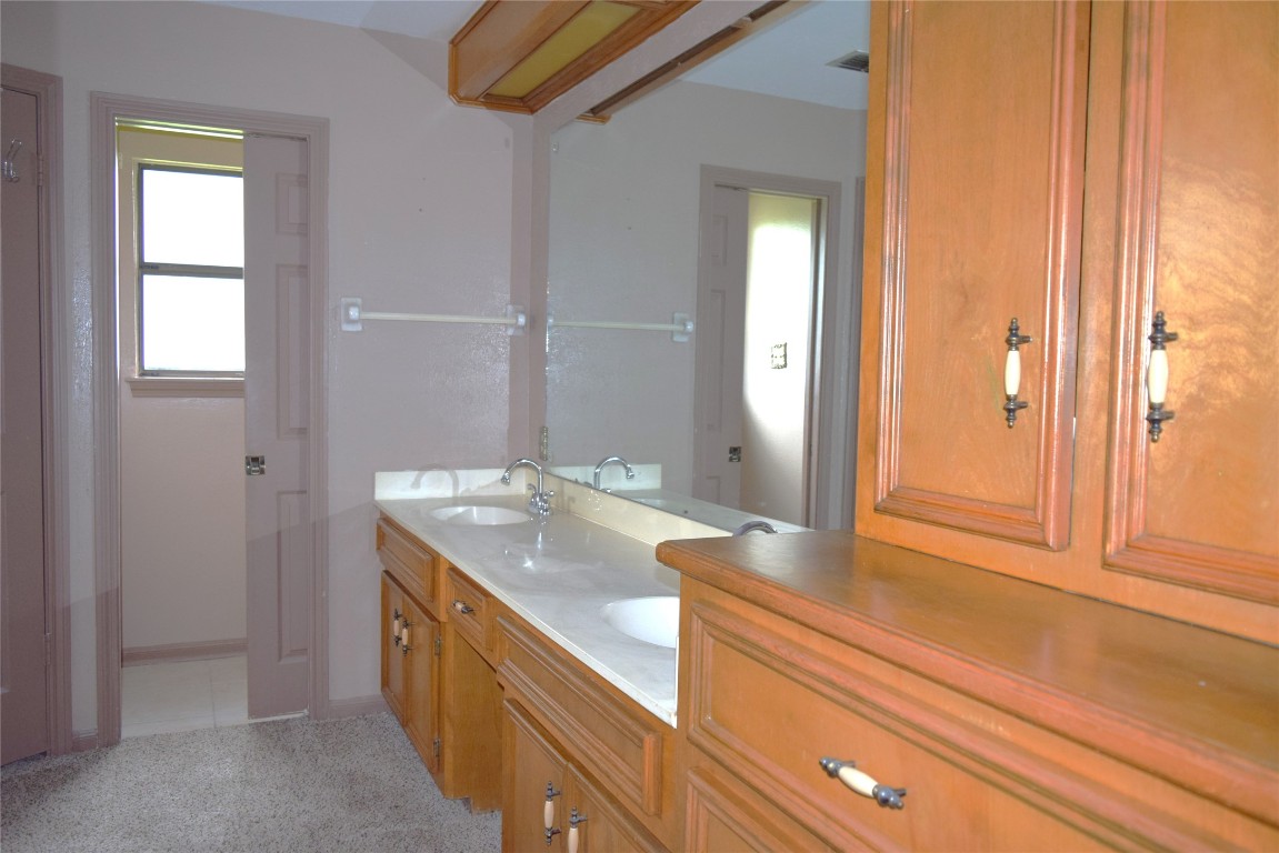 7331 Rancho Mission Drive Houston, TX 77083 - Photo 11 of 24 Primary bathroom