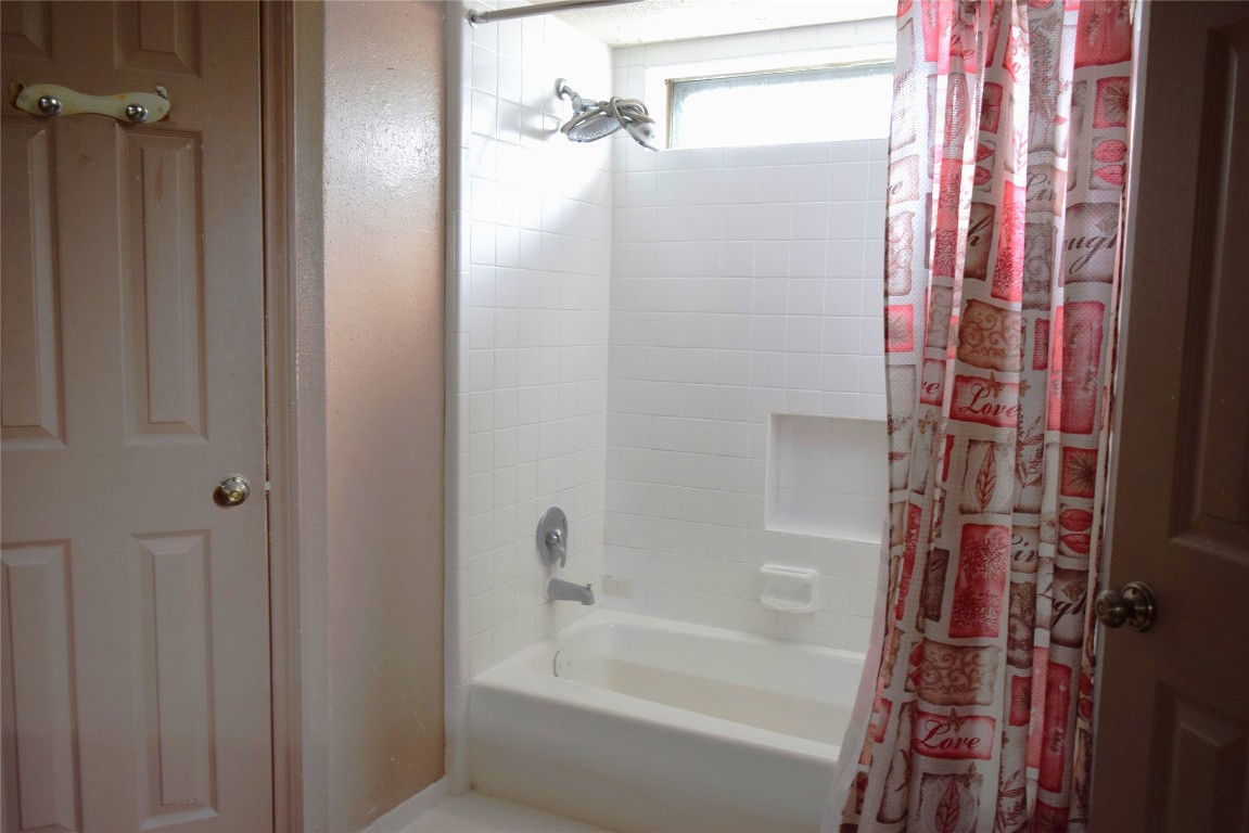 7331 Rancho Mission Drive Houston, TX 77083 - Photo 12 of 24 Primary Bath