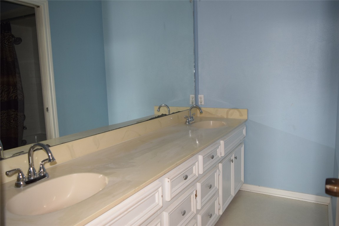 7331 Rancho Mission Drive Houston, TX 77083 - Photo 20 of 24 Secondary bathroom